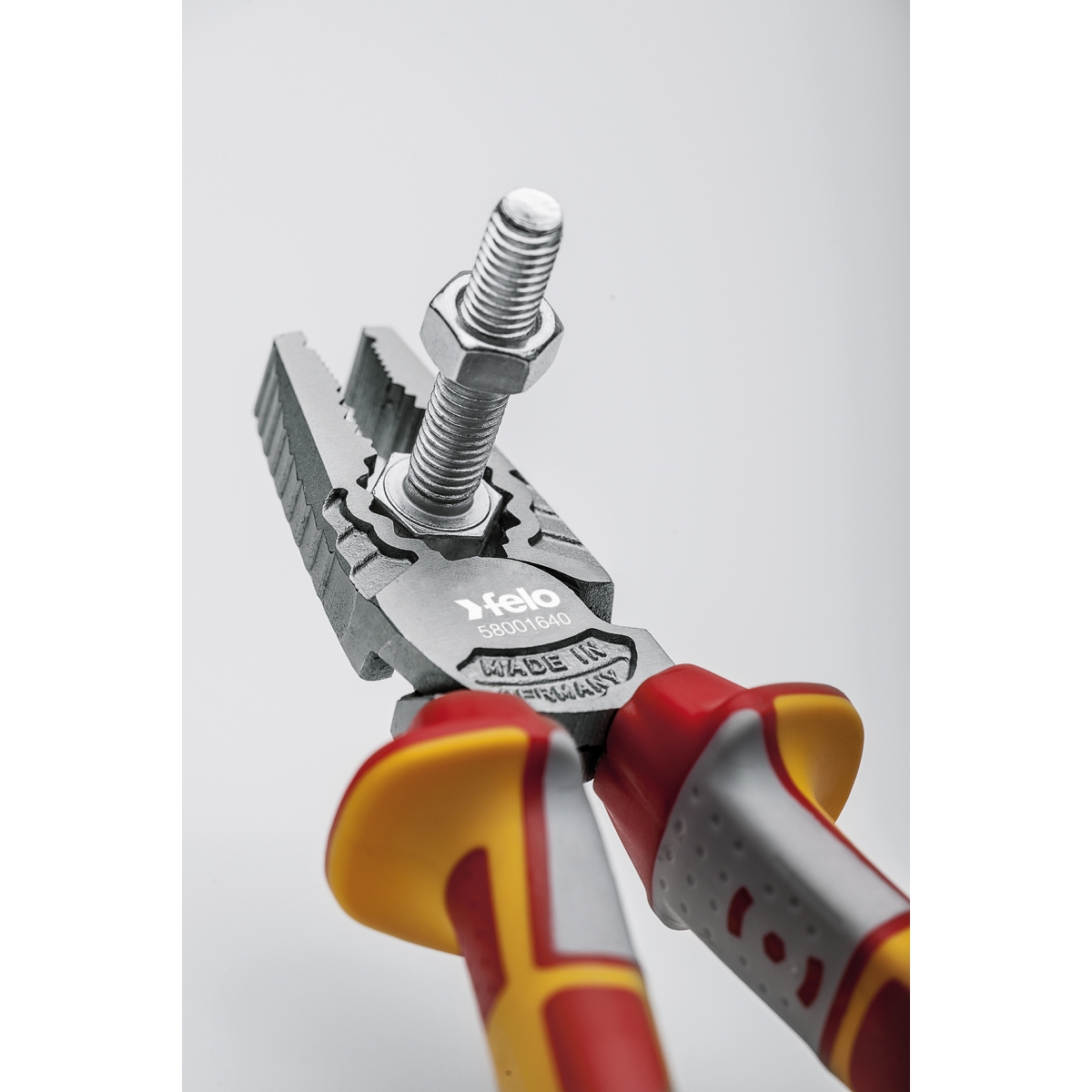ALICATE COMBINADO VDE MODELO 580 - FELO - FELO |58001640_5800184_58020540_0_pliers_in_use (1)